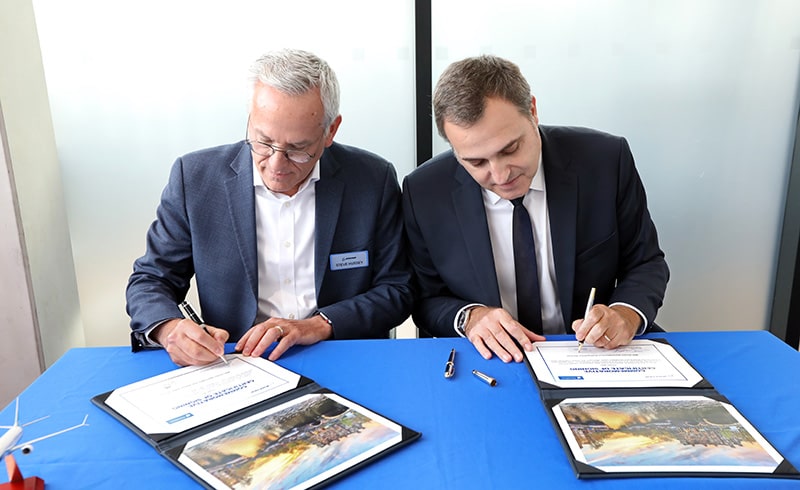 signing-ceremony-boeing-donaldson-mro-europe.jpg